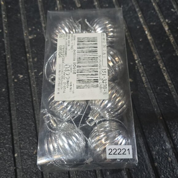 For Living Brand 8 Pack Small Silver Ornaments Christmas Tree NEW/IN BOX Canada - Picture 2 of 2